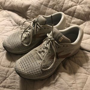 Brook’s Women’s Size 8 - Revel 2